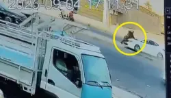 بالفيديو.. سيارة مسرعة تقودها امرأة تدهس شرطياً وتصطدم بثلاث مركبات