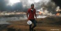 متظاهرون فلسطينيون يستخدمون مضارب التنس في رد قنابل الغاز (فيديو)