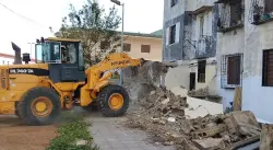 استمرار عملية تحرير الملك العمومي بالحي المحمدي وهدم المنازل المخالفة للقانون