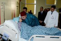مدير مستشفى يلبس زوجته وابنته وزرتين ليكونا من بين مستقبلي الملك