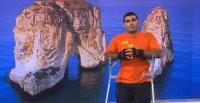 بالفيديو شاب لبناني معوق يتسلق صخرة الروشة