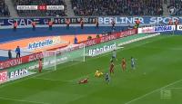 لاعب احتياطي يحاول التأثير على تركيز المنافس من خارج الملعب