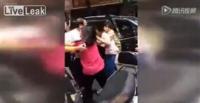 بالفيديو.. زوجة تستعين بعائلتها لضرب زوجها الخائن