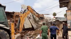 تحرير الملك العمومي بالقريعة.. الجرافات تهدم المحلات العشوائية بسوق الزليج