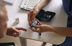 "نظام الطيبات".. بين وهم الشفاء وخطر الموت.. لماذا يقتنع الناس بفعاليته رغم غياب الدليل العلمي؟