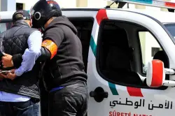 اتهام "حارس أمن خاص" بسرقة 16 حاسوبا محمولا مخصصا لمدارس الريادة