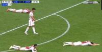 شاهد ..بكاء حكيم زياش ورد فعل لاعبي الأياكس بعد الاقصاء في الوقت القاتل