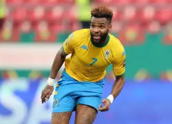 في حادث مأساوي.. وفاة غامضة لنجم منتخب الغابون آرون بوبيندزا بعد سقوط مروع من الطابق 11 بالصين!