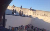 سلفيان يحاولان الموت حرقا وثالث يرمي بنفسه من سطح السجن