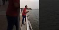 بالفيديو.. خليجية تلقن شابا حاول التحرش بها درسًا لن ينساه