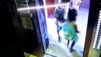 بالفيديو ... نجاة طفلة بأعجوبة بعد سقوطها بعنف داخل مصعد