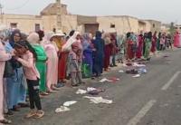 لسبب غريب.. فتيات يرمين "ملابسهن الداخلية" على الطريق ببوكدرة (صور)