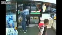 حشد من المراهقين يقومون بسرقة متجر بطريقة غريبة