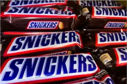 ما سر اسم Snickers؟ قصة غير متوقعة وراء واحدة من أشهر قطع الشوكولاتة
