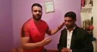 بالفيديو: ناشط فيسبوكي يلتقي بمول التريبورتور بمنزله ويساعده ويقول "الحموشي قالو بعد على الصحافة"