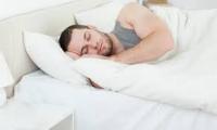 علماء: يجب على الرجل أن ينام عارياً!