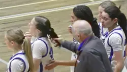 إقالة مدرب كرة سلة في نيويورك بعد سحبه شعر لاعبة على الهواء مباشرة