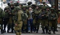 الإفراج عن الطفل الفلسطيني الذي أحاط به 23 جنديا إسرائيليا أثناء اعتقاله