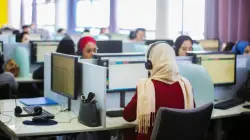 الآلاف من مستخدمي مراكز الاتصال بالمغرب يواجهون شبح البطالة بعد قرار مفاجئ