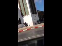 كريساج بالسيوف أمام المسجد في وسط النهار - الرباط