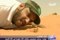 رجل سعودي يأكل 22 عقربا حيا
