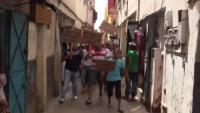 شباب مغاربة يفضحون الشاذ الجنسي أمام منزل أسرته بالرباط