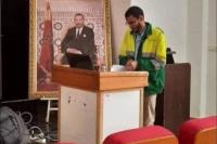 صحف عالمية تُنوه بمستوى التعليم الجامعي المغربي وتتداول صور الطالب الذي ناقش الدكتوراه بزي عمال النظافة والوزيرة الوافي تُشيد بالخطوة