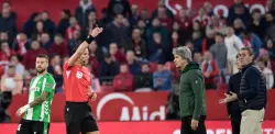 أحداث مواجهة الجيش الملكي والأهلي المصري تتكرر في الدوري الإسباني.. والحكم يوقف المباراة!