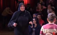 مشهد مؤثر لأم تقتحم الاستديو و تفاجئ أولادها الصغارعلى الهواء بعد الافراج عنها
