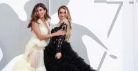 ممثلة مغربية تتبادل القبل في مهرجان البندقية مع زميلتها الإيطالية