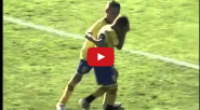 لاعب يافع يضيع فرصة هدف وينزع قميصه ويغادر الملعب