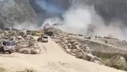 مشاهد صادمة... قتلى ومفقودون تحت أنقاض انهيار صخري في محجر بإندونيسيا