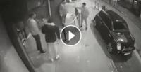 بالفيديو.. لحظة انفجار هاتف «سامسونج» في جيب سروال رجل