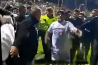 مارادونا يرفس أحد الحكام أثناء مباراة السلام لكرة القدم