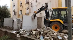 جرافات تهدم عدد من واجهات المنازل المخالفة للقانون بالحي المحمدي بالدار البيضاء