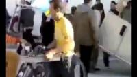 تونس ... فوضى وسرقة للمحلات بشكل صادم شاهد