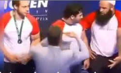 شاهد ماذا فعل رياضي مسلم تقدمت شبه عارية لتسلمه ميداليته