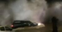 بالفيديو.. موجة عملاقة تصعد للشاطئ وتتسبب في انقلاب سيارة