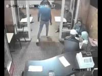سارق يخطف هاتف محمول من يد زبون في المقهى