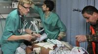 طبيب نرويجي يخاطر بحياته و يدخل من أحد المعابر لعلاج ضحايا العدوان على غزة