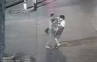 بالفيديو.. قتلاه طعنا من أجل سرقة "أيفون