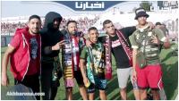 روح رياضية.. توزيع قنينات الماء على الجماهير الدكالية من طرف الجماهير التطوانية