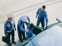 فرار دركي من المحكمة دقائق قبل ادانته بعشر سنوات سجنا بعد أن عذب مواطنا الى حد القتل! 