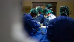 طبيب يُنقذ رضيعاً عمره يوم واحد من فقدان البصر في جراحة نادرة خلف العين