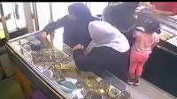 الأمن يفك لغز فيديو سرقة حلي ذهبية من داخل محل للمجوهرات (فيديو)