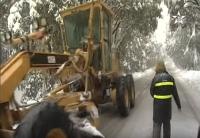 الثلوج تحاصر طرق افران .. والكاسحات تشق بياضها