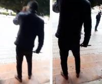 بالفيديو... حقوقيون يجنبون كارثة ويستدعون الشرطة لنقل مختل عقليا يحمل سكينا بالشارع العام