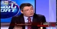 بالفيديو.. كرسي يسقط بأحد الضيوف في برنامج على الهواء