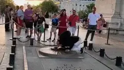 وزير الداخلية الفرنسي يقرر سحب تصريح إقامة المغربي الذي أشعل سيجارته من شعلة قبر جندي المجهول