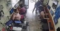 بالفيديو.. لحظة سرقة فتاة لهاتف من مقهى إنترنت